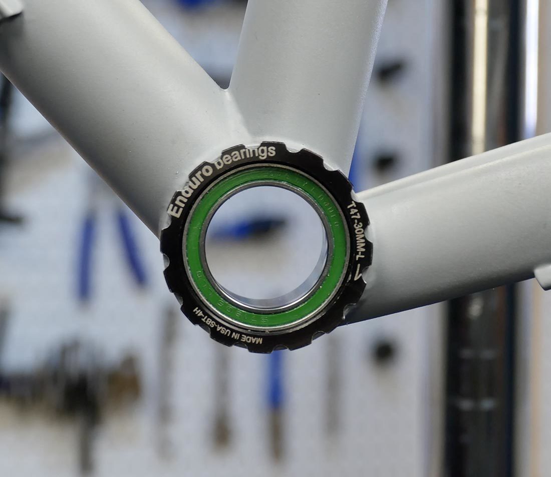 Tool fittings on a threaded bottom bracket