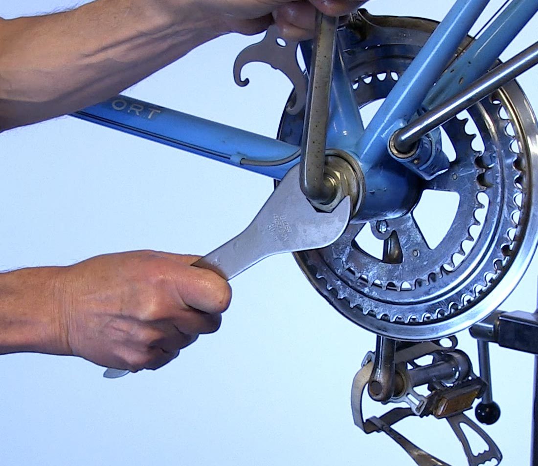 HCW wrench securing a locknut on one-piece crank system