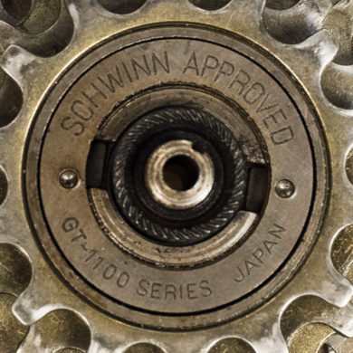 Straight-on shot of Suntour® freewheel with 2 notches