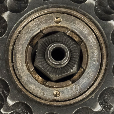 Straight-on shot of Suntour® freewheel with 4 notches