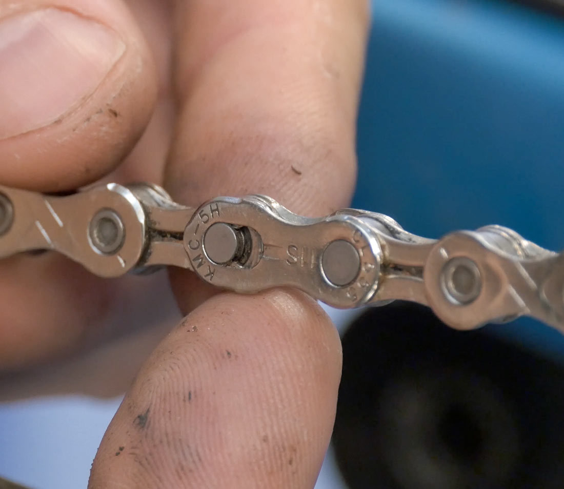 Master link similar to those found on derailleur chain
