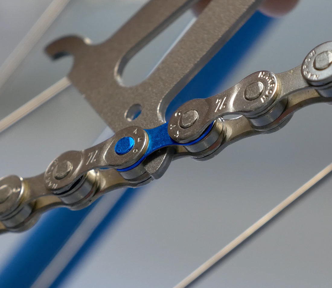 Hook on roller between inner plates