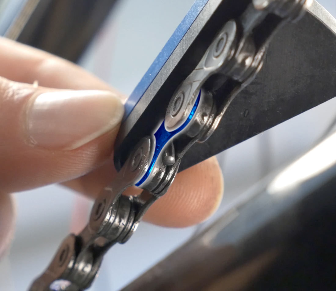 Front stud between inner plates