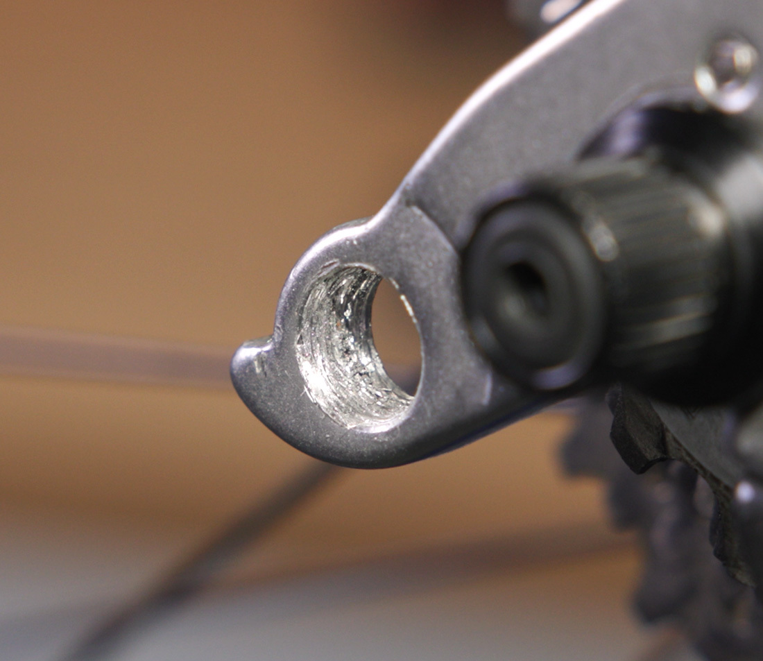 Inspecting this hanger, we see the first few threads are damaged, making it difficult to install the derailleur
