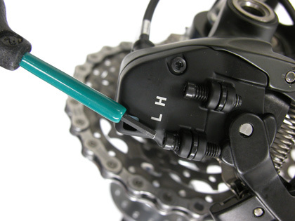 Figure 29. The inner shift limit (L) screw must contact linkage