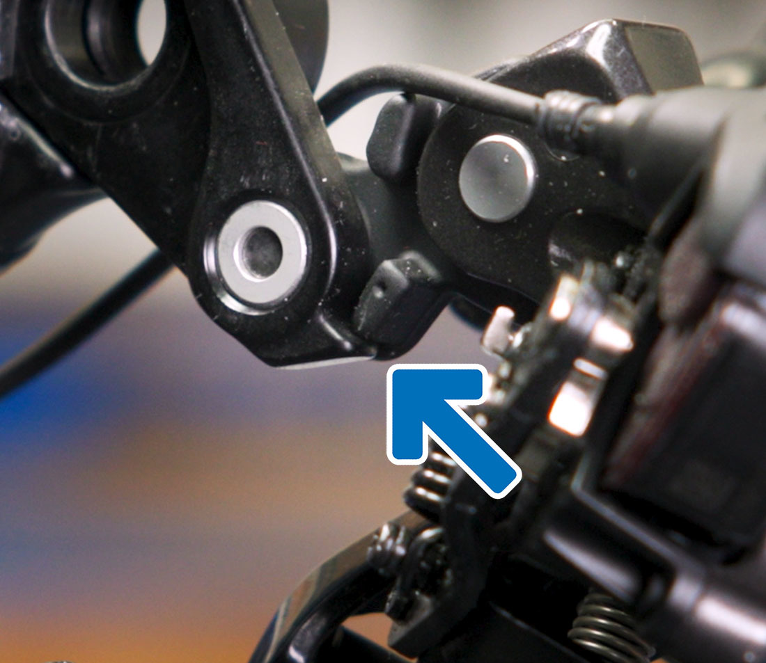 This model uses an extra linkage piece called an axle link that sits on the tab.