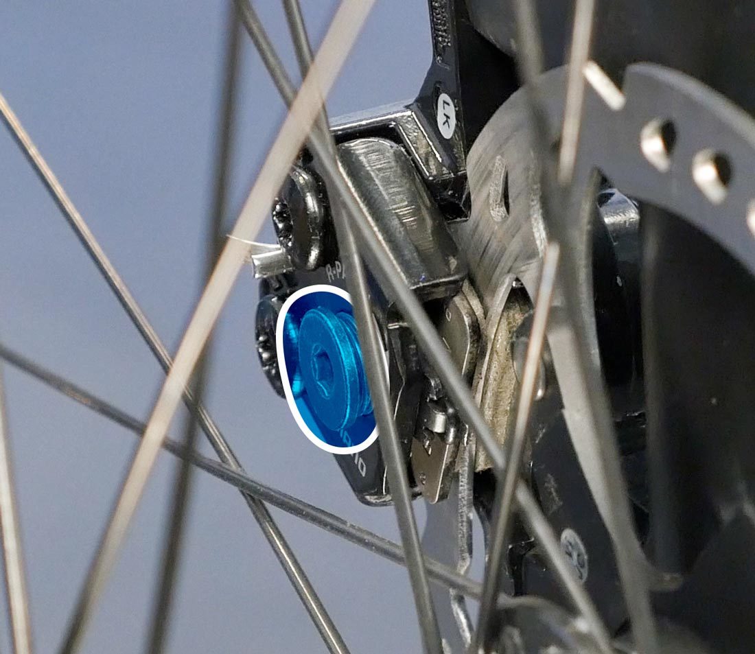 Only the inner pad features an adjuster