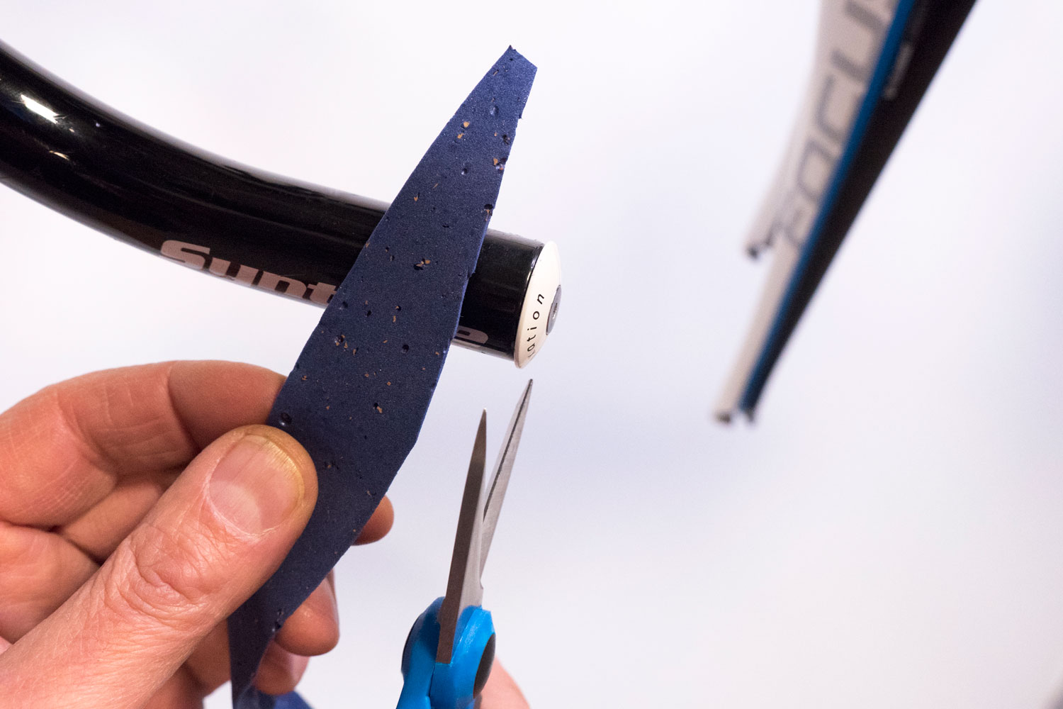 Cut the starting tape at an angle when using an expanding bar plug