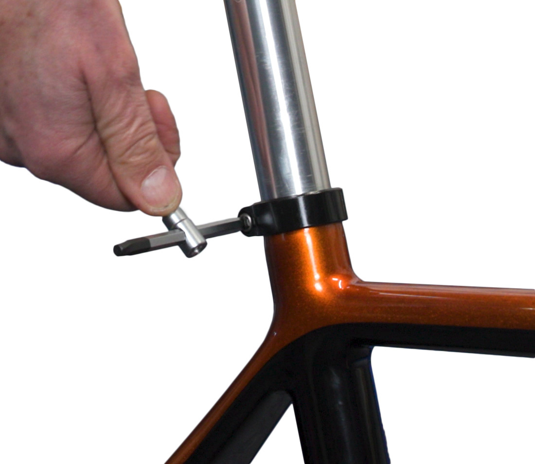 Seatpost collar with clamp bolt
