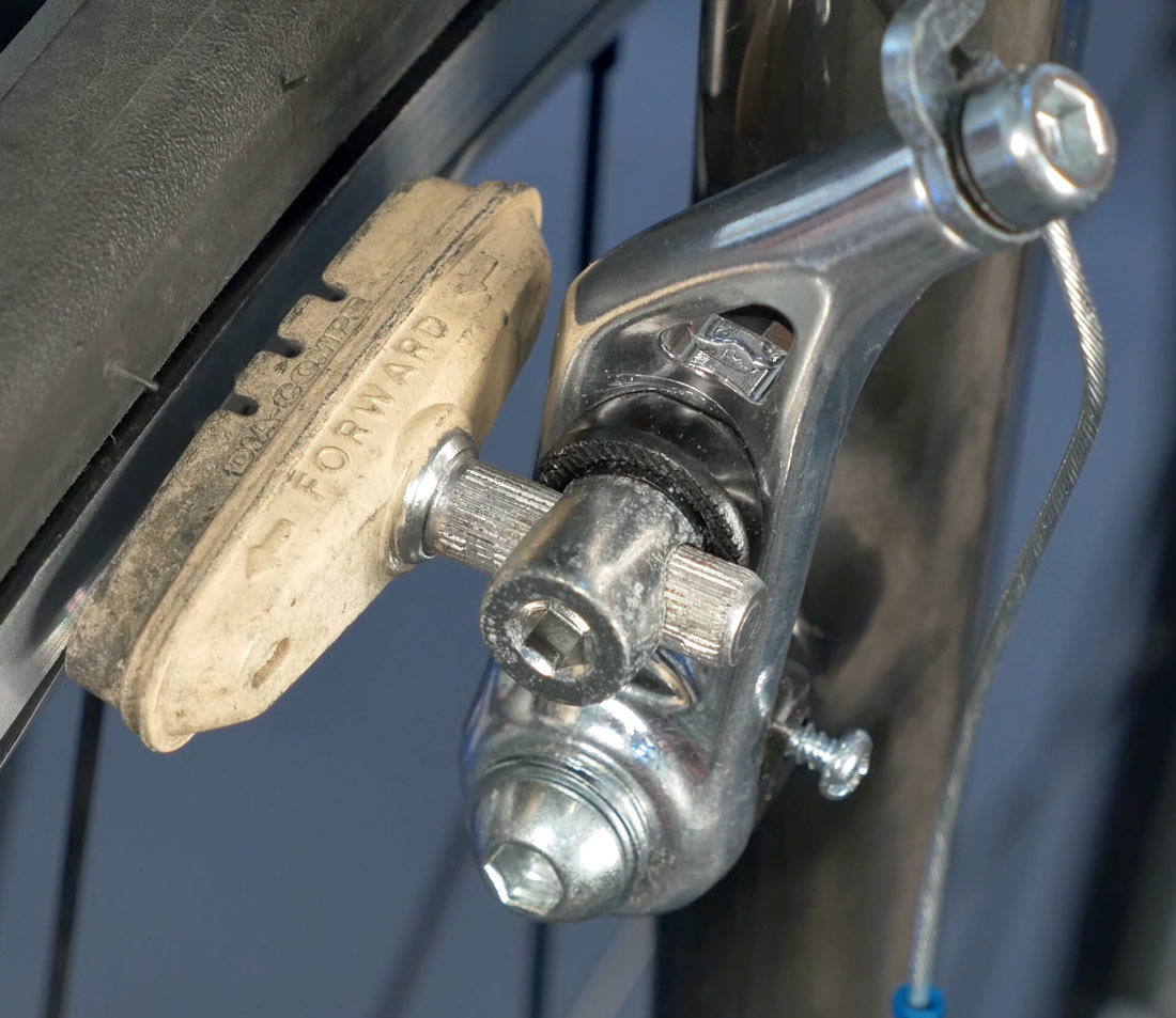 Smooth stud pad in a cantilever brake