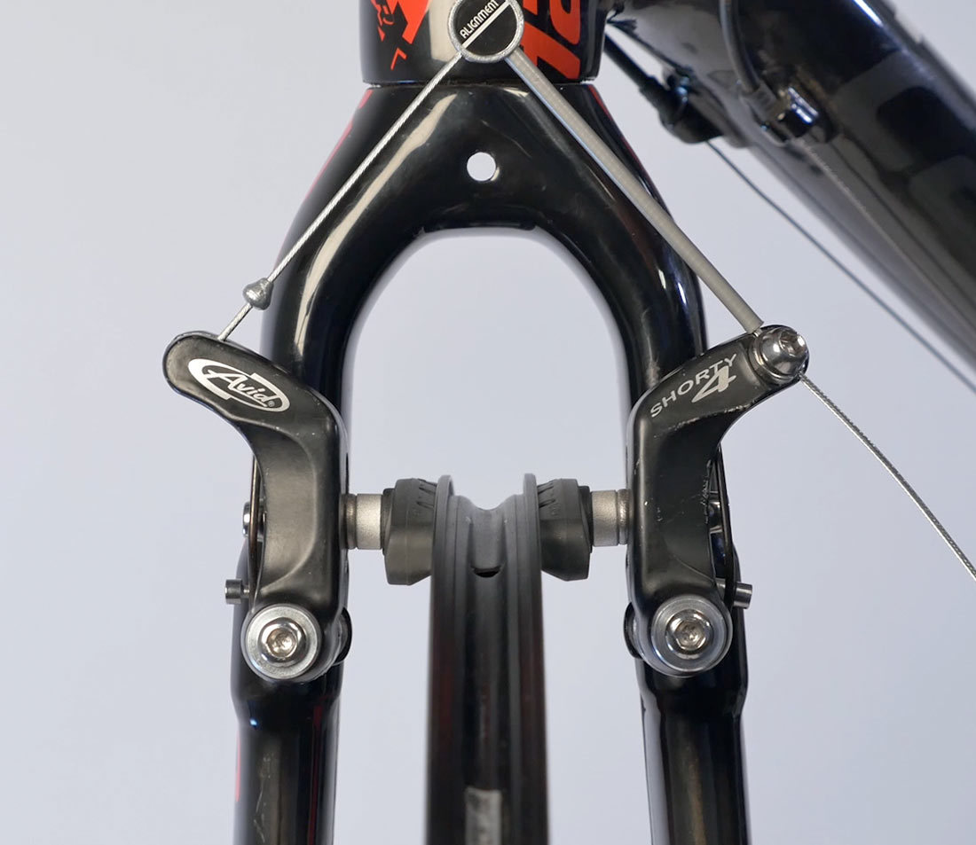 Link unit system connecting left and right caliper arms