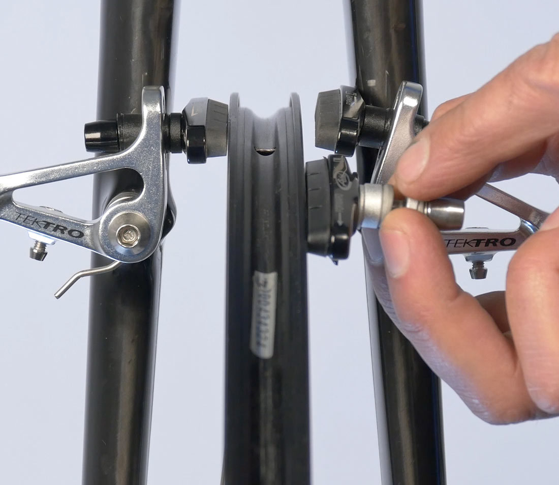 Spacer orientation between caliper and pad