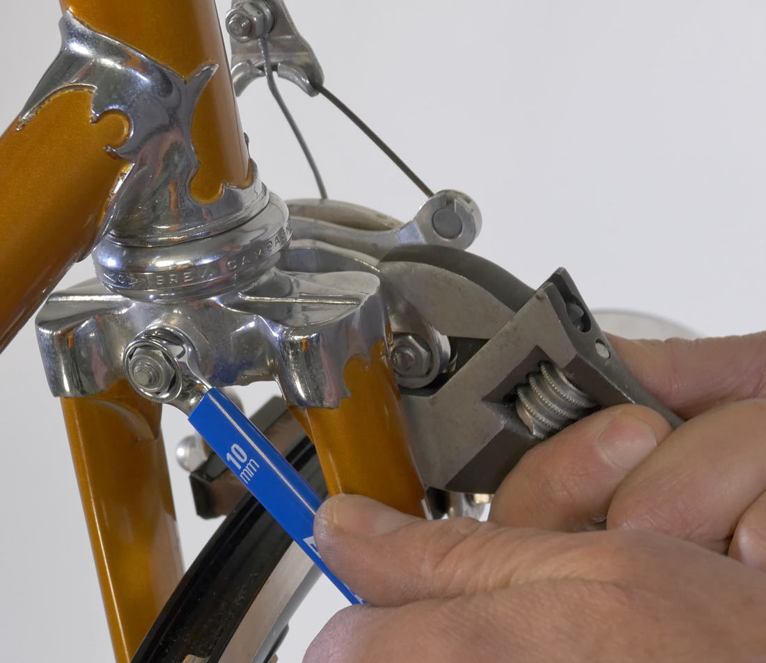 Move mounting nut and brake bridge together when centering