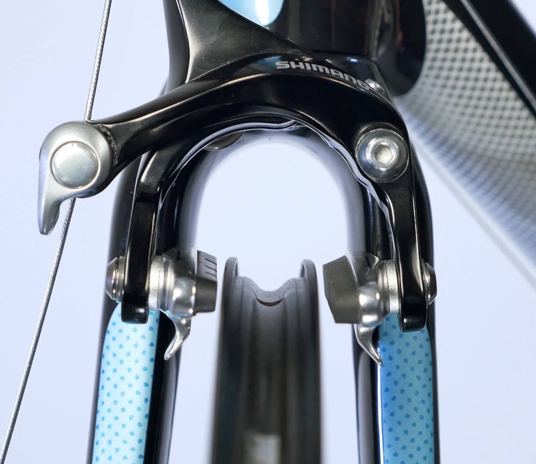 Adjust left pad to top of braking surface and right pad to lower edge of braking surface