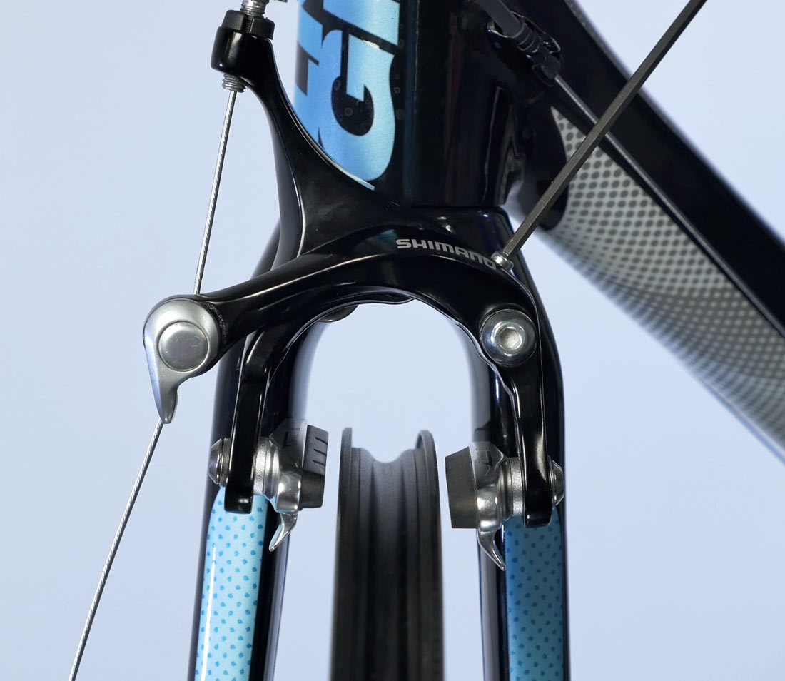 Use centering screw to moves pads to center on rim