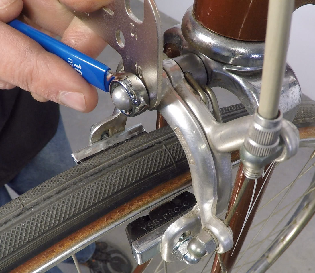 Adjusting play on the double nut caliper