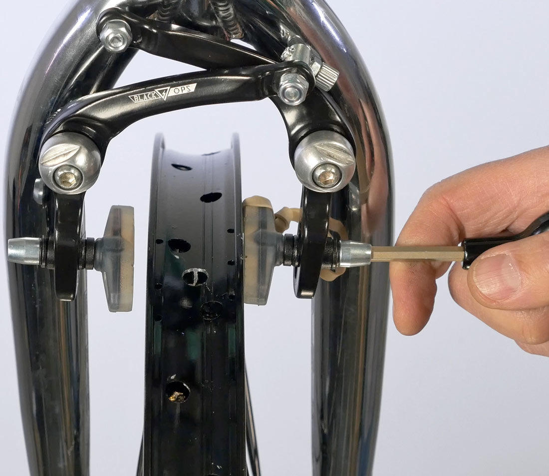 Rubber band at trailing edge of pad to create gap for toe