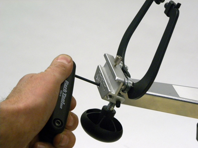 Figure 4. Secure front setscrew to hold mounting bracket.